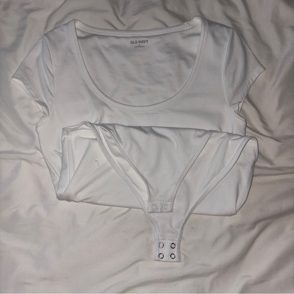 old navy white scoop neck bodysuit. never worn.